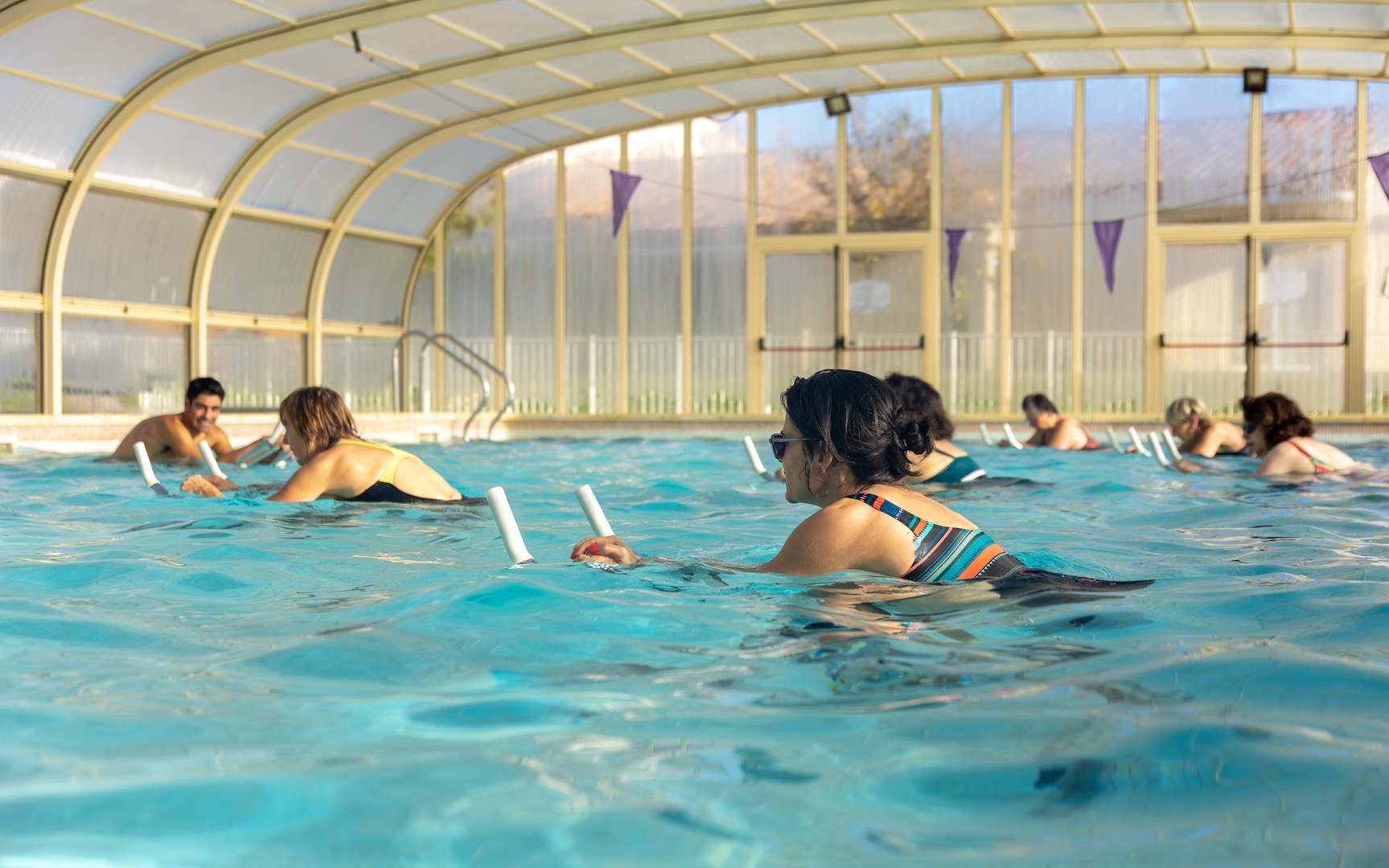 Piscine couverte et chauffée hotel de la résidence du parc et loisirs de Brissac (Cévennes)